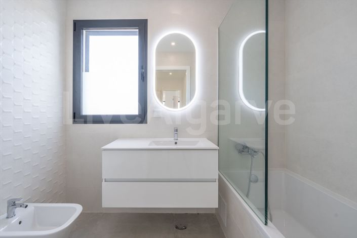 Image No.32-4 Bed House for sale