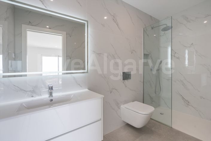 Image No.15-4 Bed House for sale