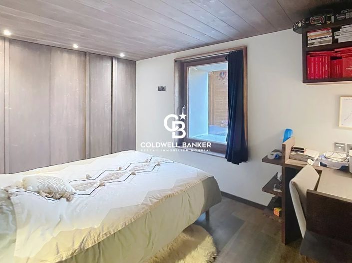 Image No.8-5 Bed House for sale