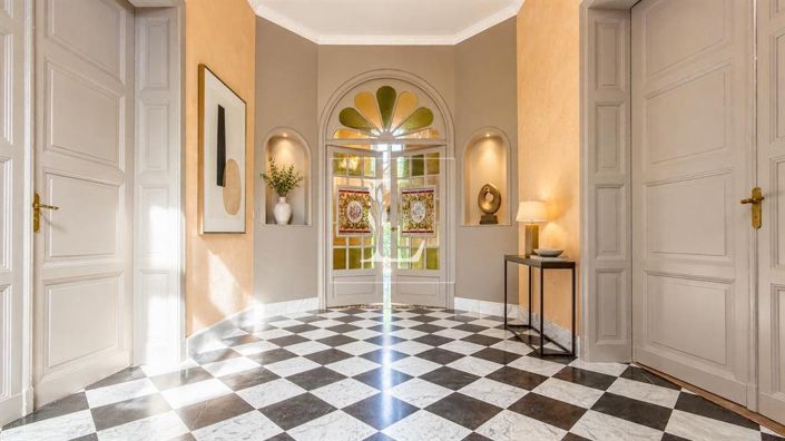 Image No.4-8 Bed House for sale