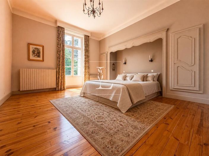 Image No.9-8 Bed House for sale
