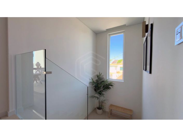 Image No.6-3 Bed House for sale