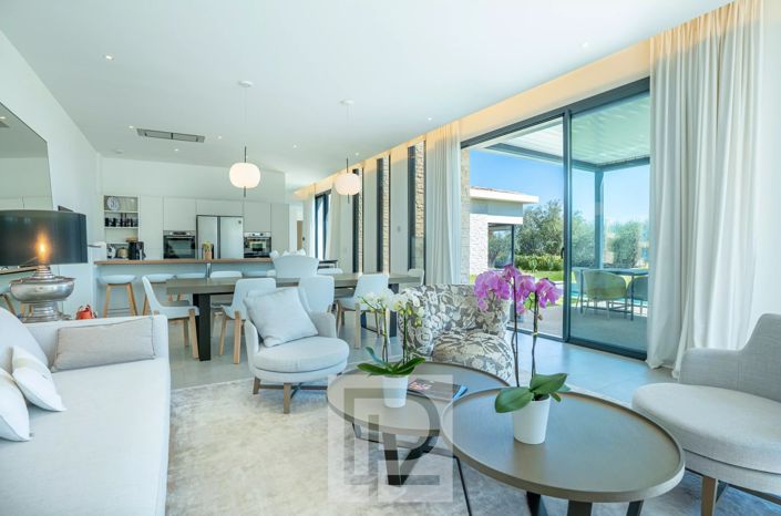 Image No.7-5 Bed House for sale