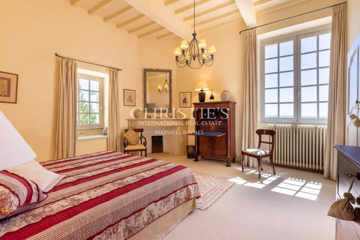 Image No.10-8 Bed Property for sale