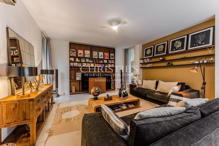 Image No.8-5 Bed House for sale