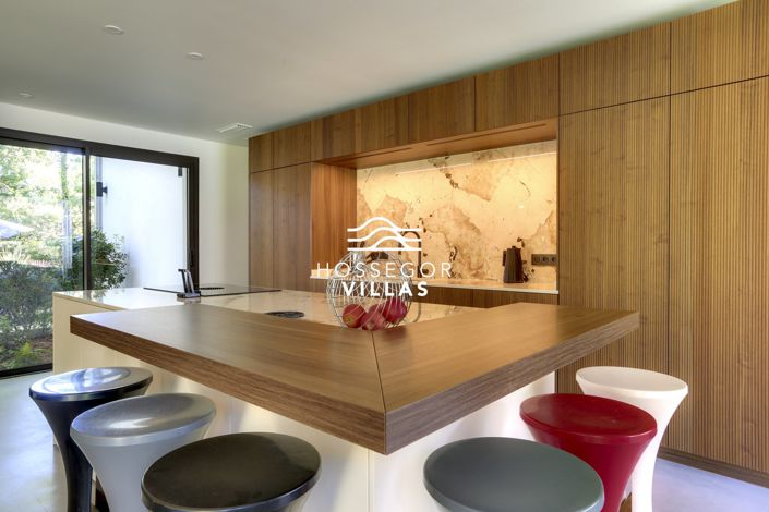 Image No.8-4 Bed House for sale