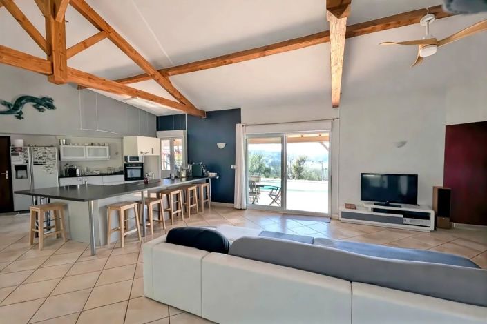 Image No.8-5 Bed House for sale
