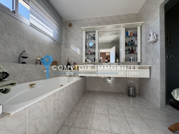 Image No.40-5 Bed House for sale