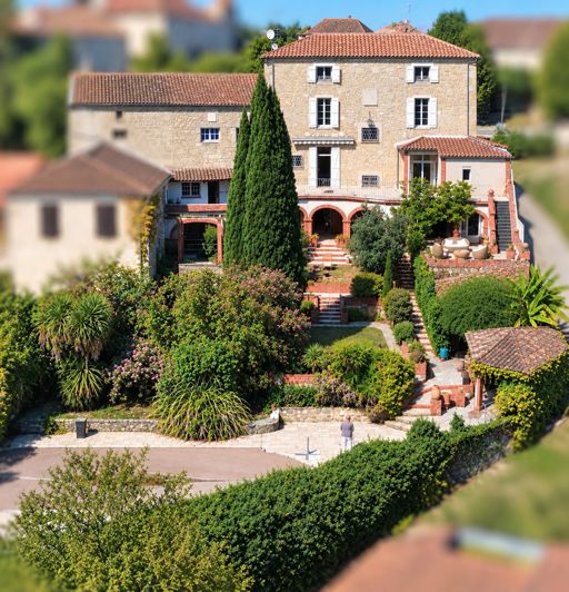 Unusual manor house with secondary house, swimming pool and garden.