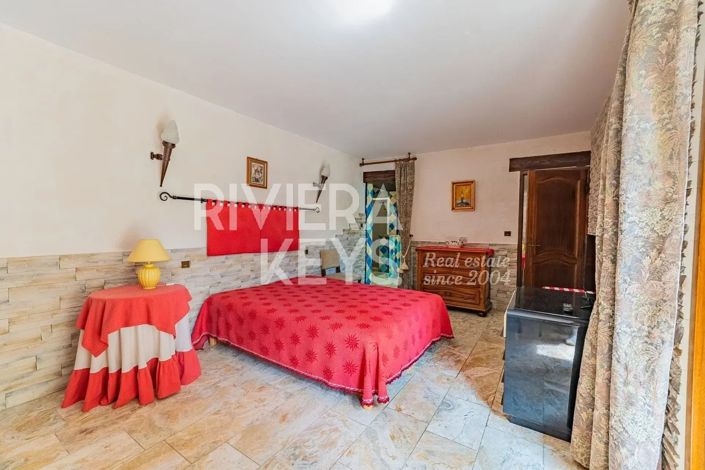 Image No.30-6 Bed House for sale