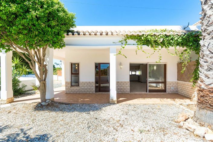 Ground-floor 2-bedroom apartment within walking distance of Coelha Beach