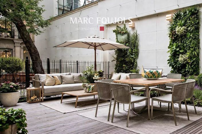 Paris VIII Faubourg Saint Honoré: 124 m² apartment with its 67 m² garden terrace