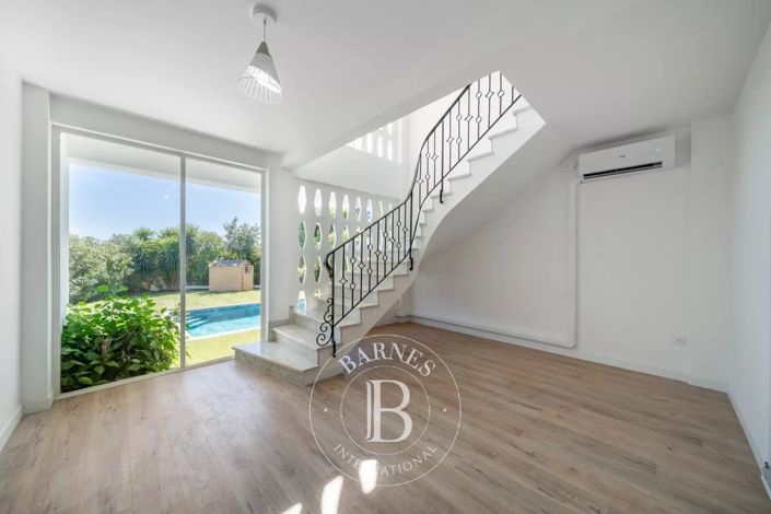 Image No.4-8 Bed House for sale