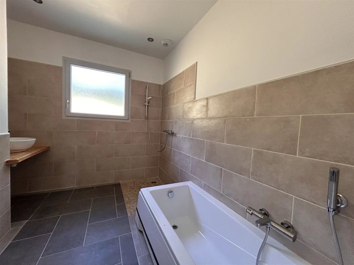 Image No.11-3 Bed House for sale