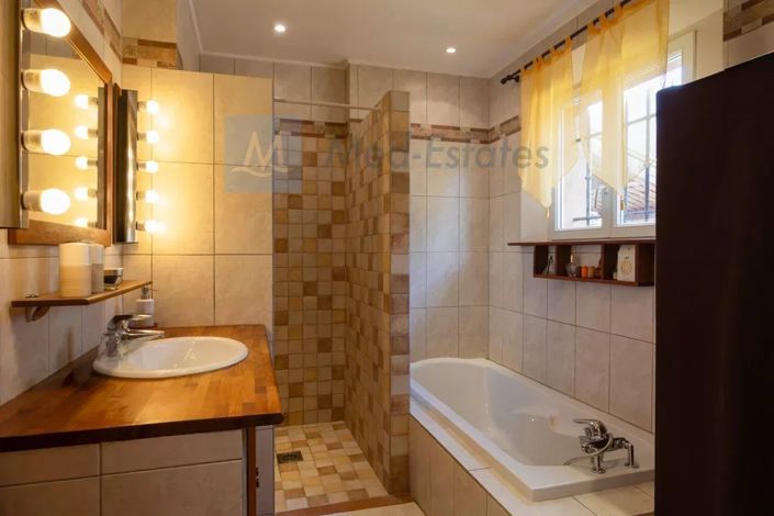 Image No.12-5 Bed House for sale