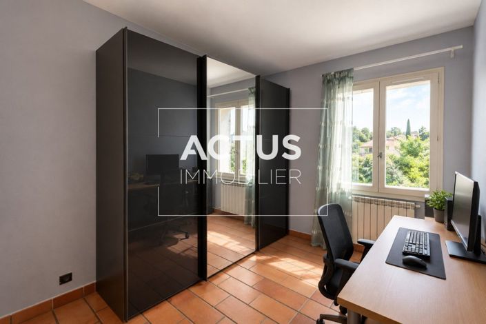 Image No.7-5 Bed House for sale