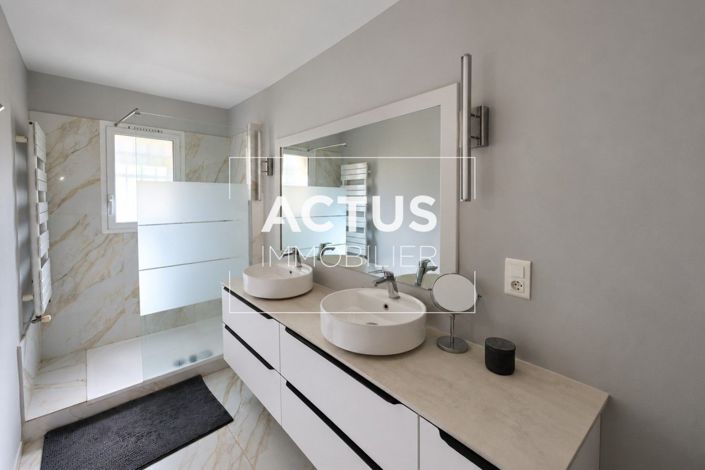 Image No.8-5 Bed House for sale