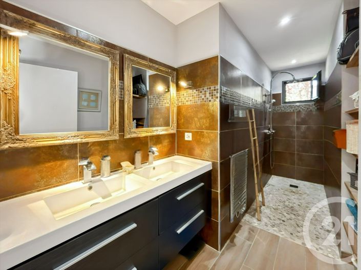Image No.18-6 Bed House for sale
