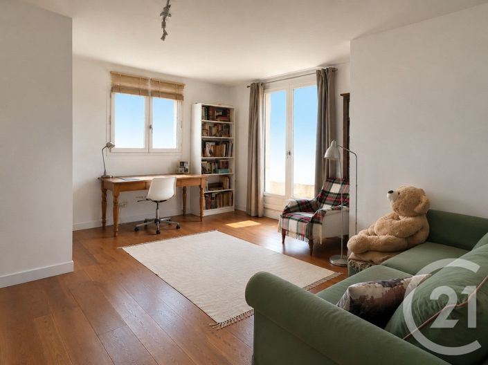 Image No.18-5 Bed House for sale