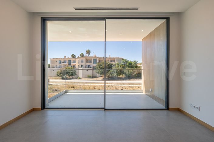 Image No.30-4 Bed House for sale