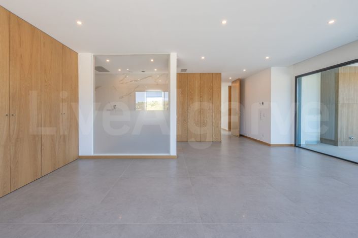 Image No.45-4 Bed House for sale