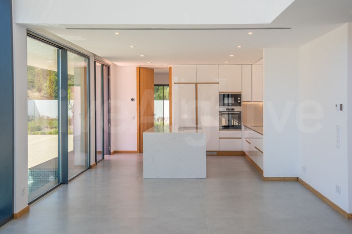 Image No.6-4 Bed House for sale