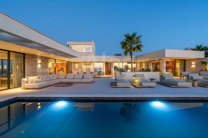 Sea View | New Lordly-Sized Luxury T3+2 Villa at Estômbar for Sale – Lagoa