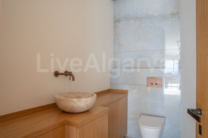 Image No.24-5 Bed House for sale