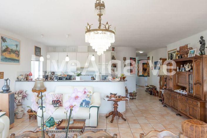 Image No.17-4 Bed House for sale
