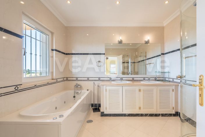 Image No.34-5 Bed House for sale