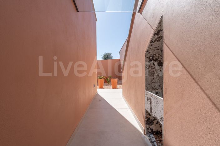 Image No.20-4 Bed Property for sale
