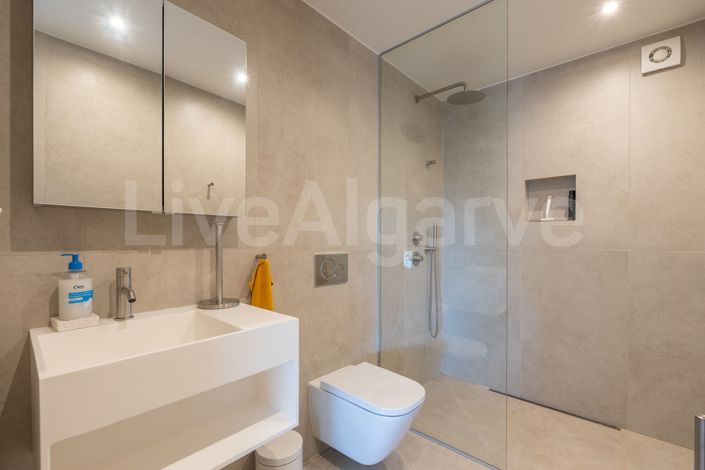 Image No.56-4 Bed Property for sale