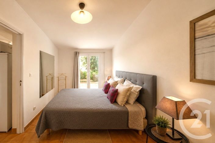 Image No.17-6 Bed House for sale