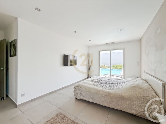 Image No.19-4 Bed House for sale