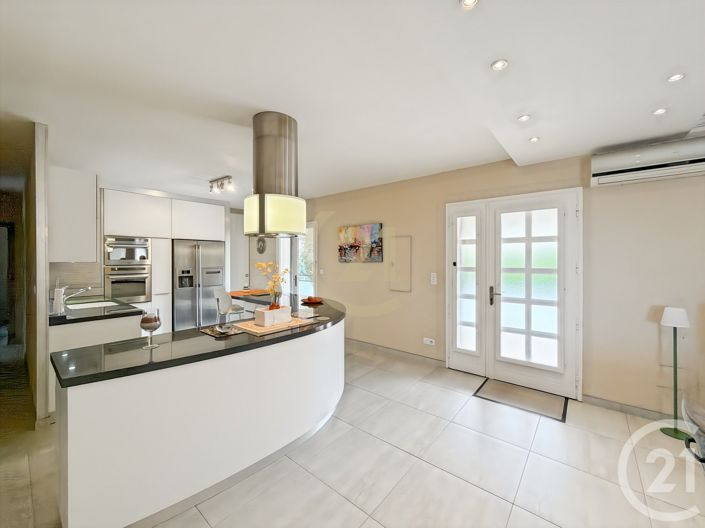 Image No.9-6 Bed House for sale