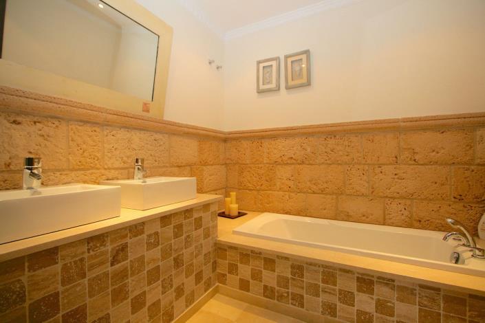 Image No.25-5 Bed Villa / Detached for sale