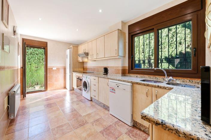 Image No.5-5 Bed Villa / Detached for sale