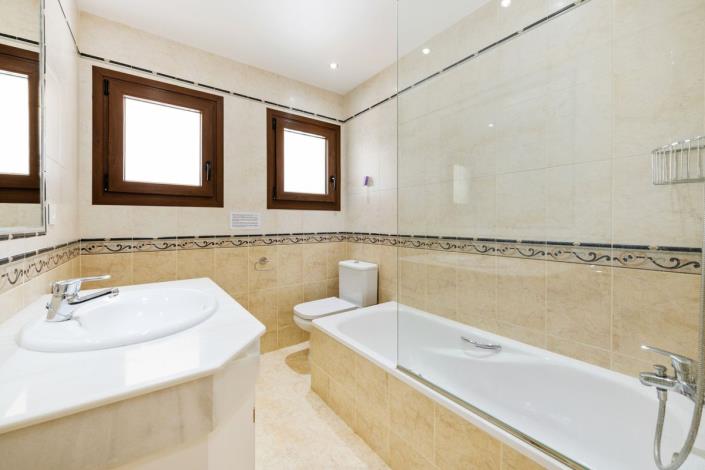 Image No.14-5 Bed Villa / Detached for sale