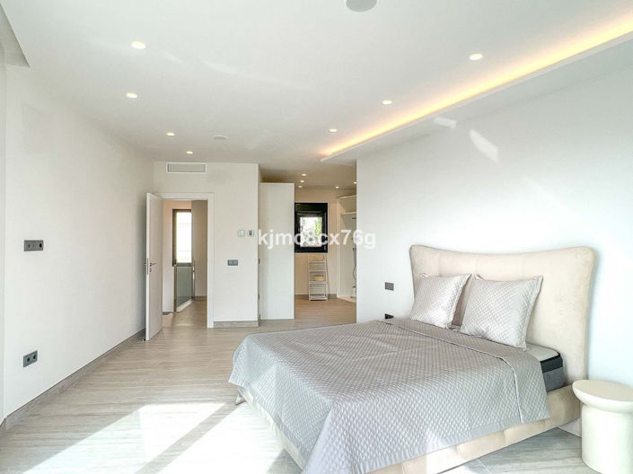 Image No.40-5 Bed Villa for sale