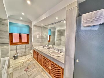 LH4-Master-Ensuite-2-scaled