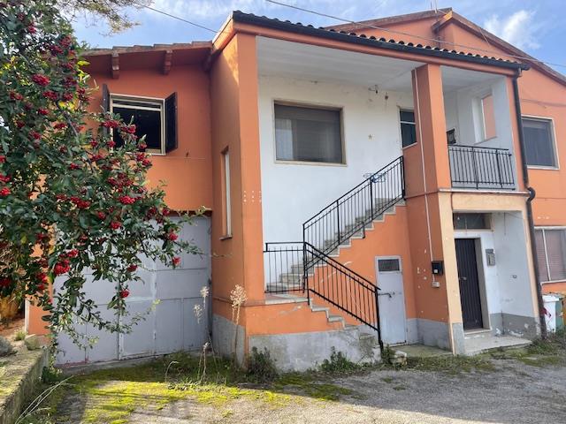 Image No.2-Maison de campagne de 3 chambres à vendre à Bisenti