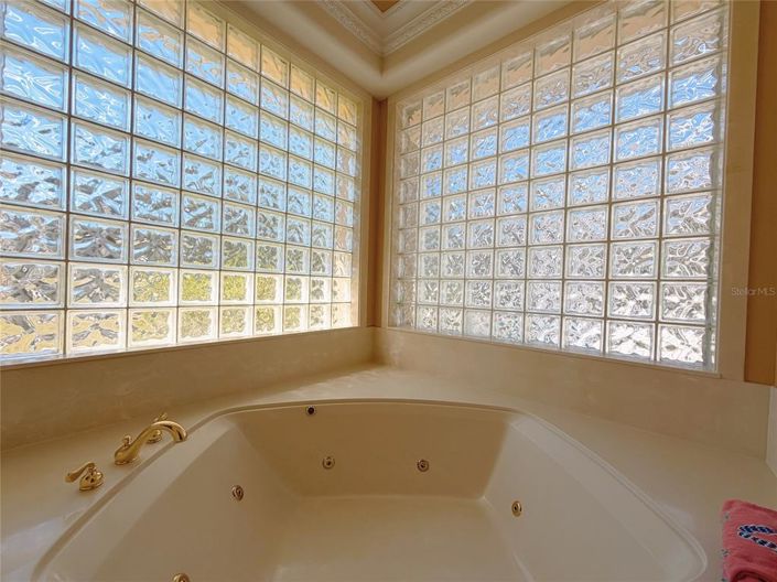 Image No.26-5 Bed Property for sale
