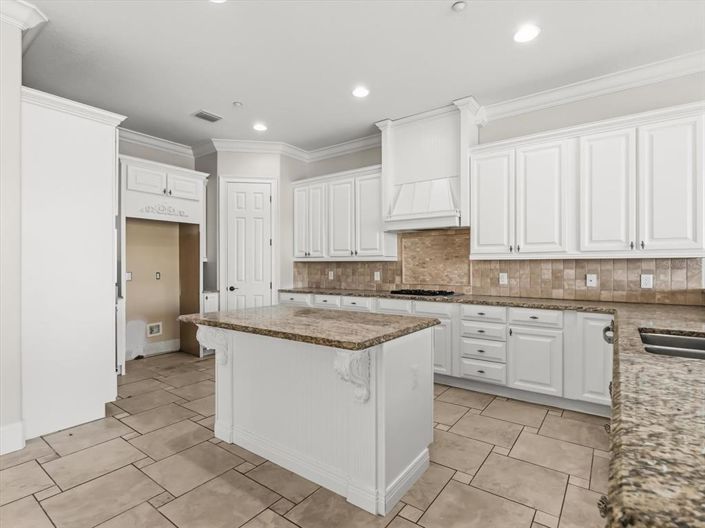 Image No.5-6 Bed Property for sale