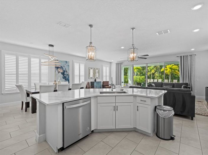 Image No.6-6 Bed Property for sale