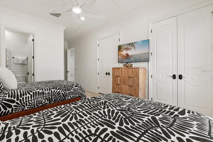 Image No.50-5 Bed Property for sale