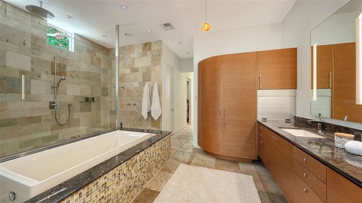 Image No.32-5 Bed Property for sale
