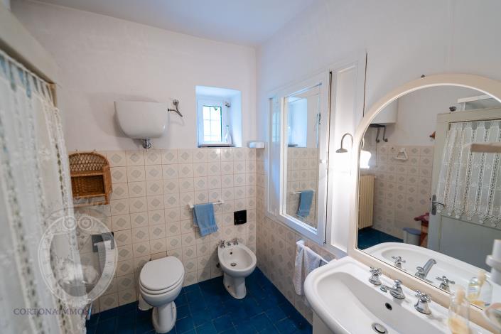 Image No.46-4 Bed Farmhouse for sale