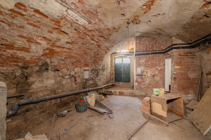 Image No.19-8 Bed Townhouse for sale