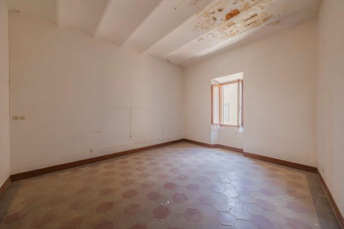 Image No.26-8 Bed Townhouse for sale
