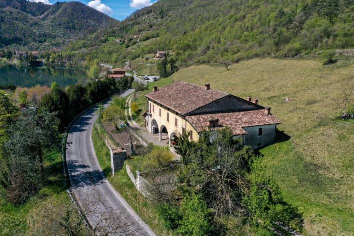 Image No.14-8 Bed Property for sale
